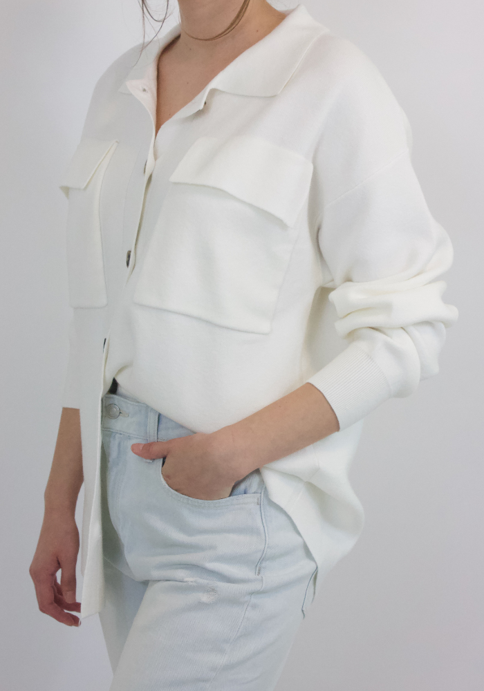 Introducing Aspen – a winter white, incredibly soft sweater-shirt that effortlessly combines classic and comfortable style. Crafted from the softest material, this crowd favorite is perfect for those days when you need sporty and effortless style.