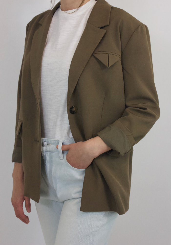 The Lennon blazer offers luxurious comfort and timeless style in one. Expertly tailored to a flattering oversized fit with lightly padded shoulders, a wide lapel, and double flap pockets, this exquisite blazer provides a timeless elegance that will take you to work or out for the evening. 